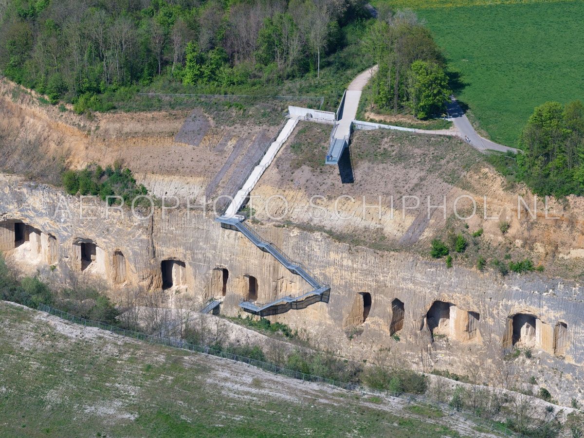 luchtfoto |  305474 | Sint Pietersberg, Maastricht, Uitkijkplatform en trap naar de ENCI-groeve. opn. 18/04/2019