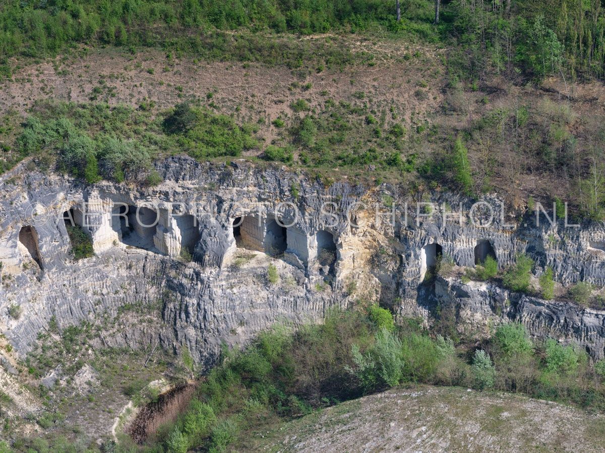 luchtfoto |  305475 | Sint Pietersberg, Maastricht, Mergelgrotten zijn ondergrondse gangenstelsels onstaan door de winning  van mergel of kalksteen. opn. 18/04/2019