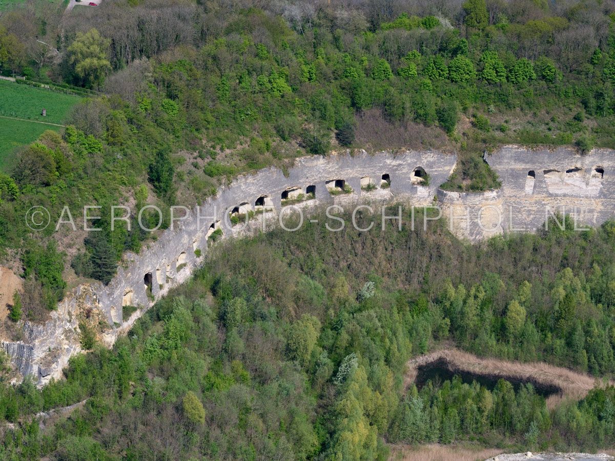 luchtfoto |  305476 | Sint Pietersberg, Maastricht, Mergelgrotten zijn ondergrondse gangenstelsels onstaan door de winning  van mergel of kalksteen. opn. 18/04/2019