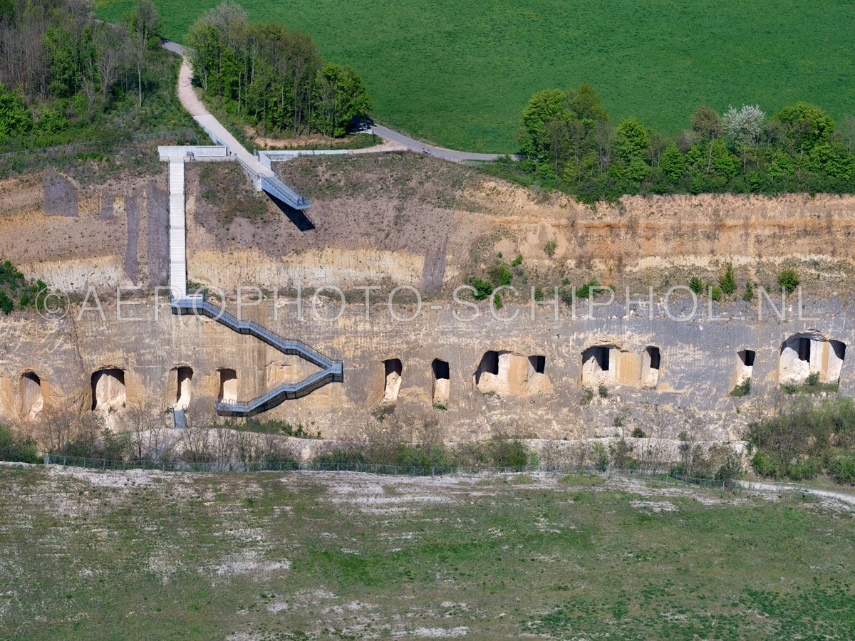 luchtfoto |  305477 | Sint Pietersberg, Maastricht, Mergelgrotten zijn ondergrondse gangenstelsels onstaan door de winning  van mergel of kalksteen. opn. 18/04/2019