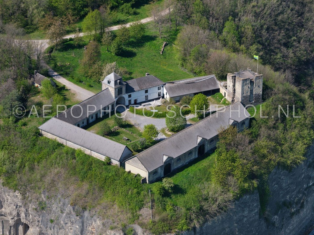 luchtfoto |  305478 | Sint Pietersberg, Maastricht, Hoeve Lichtenberg met de kasteelruine, hoogteburcht,  Lichtenberg. opn. 18/04/2019