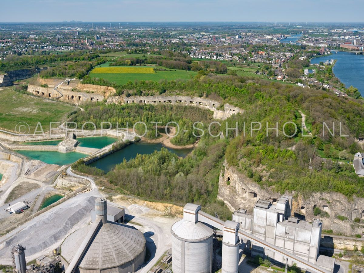 luchtfoto |  305479 | Maastricht, noordzijde van de Sint Pietersberg en ENCI-groeve met de mergelgrotten die zichtbaar werden door de afgraving. opn. 18/04/2019