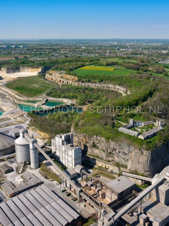 luchtfoto |  305480 | Maastricht, noordzijde van de Sint Pietersberg en ENCI-groeve met de mergelgrotten die zichtbaar werden door de afgraving, rechts kasteelruine, hoogteburcht,  Lichtenberg.  opn. 18/04/2019