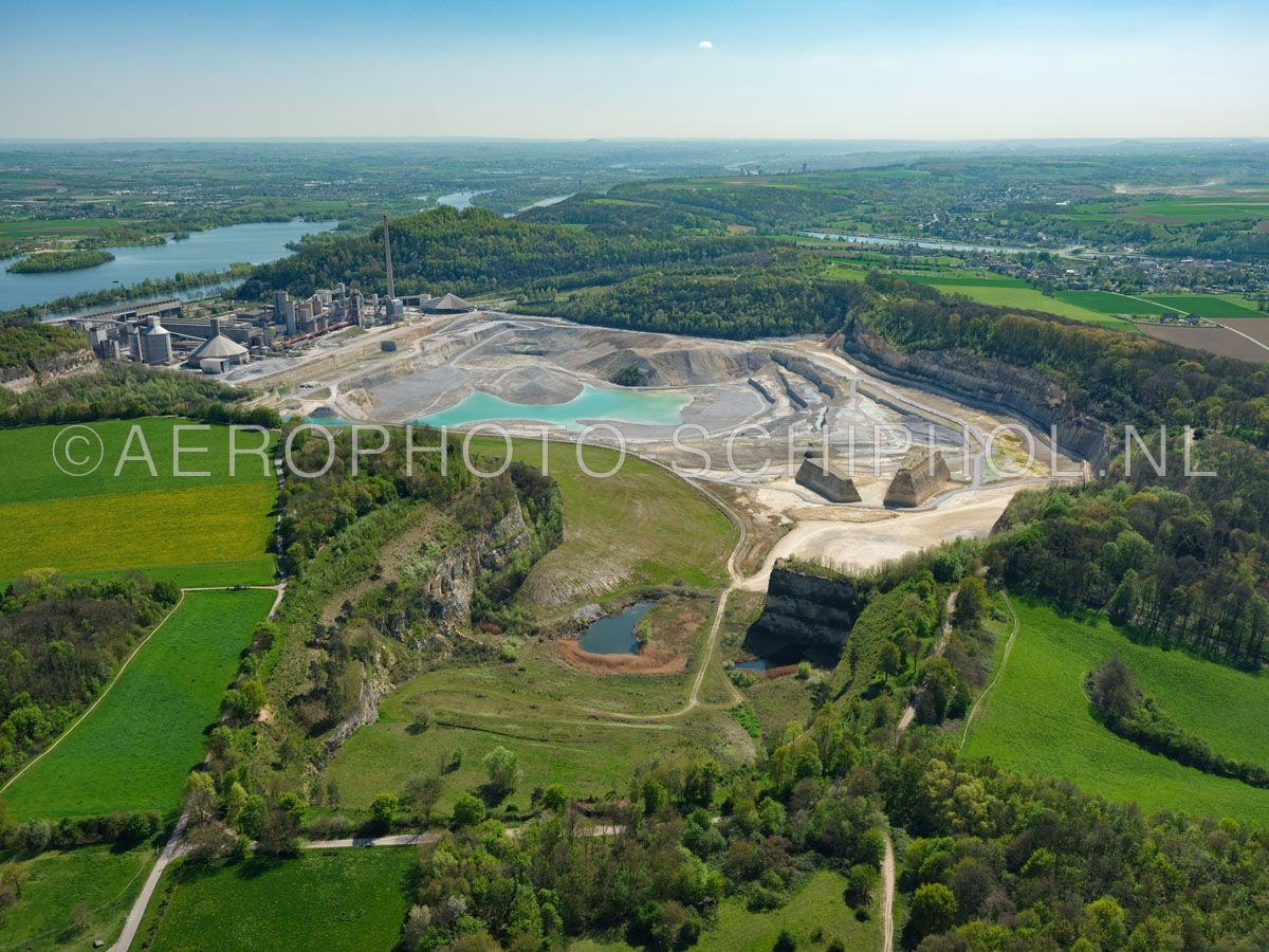 luchtfoto |  305481 | Maastricht,  Sint Pietersberg en ENCI-groeve gezien vanuit het noorden. De mergelwinning door de ENCI werd in 2018 gestopt en de groeve wordt aan de natuur  teruggegeven.  opn. 18/04/2019