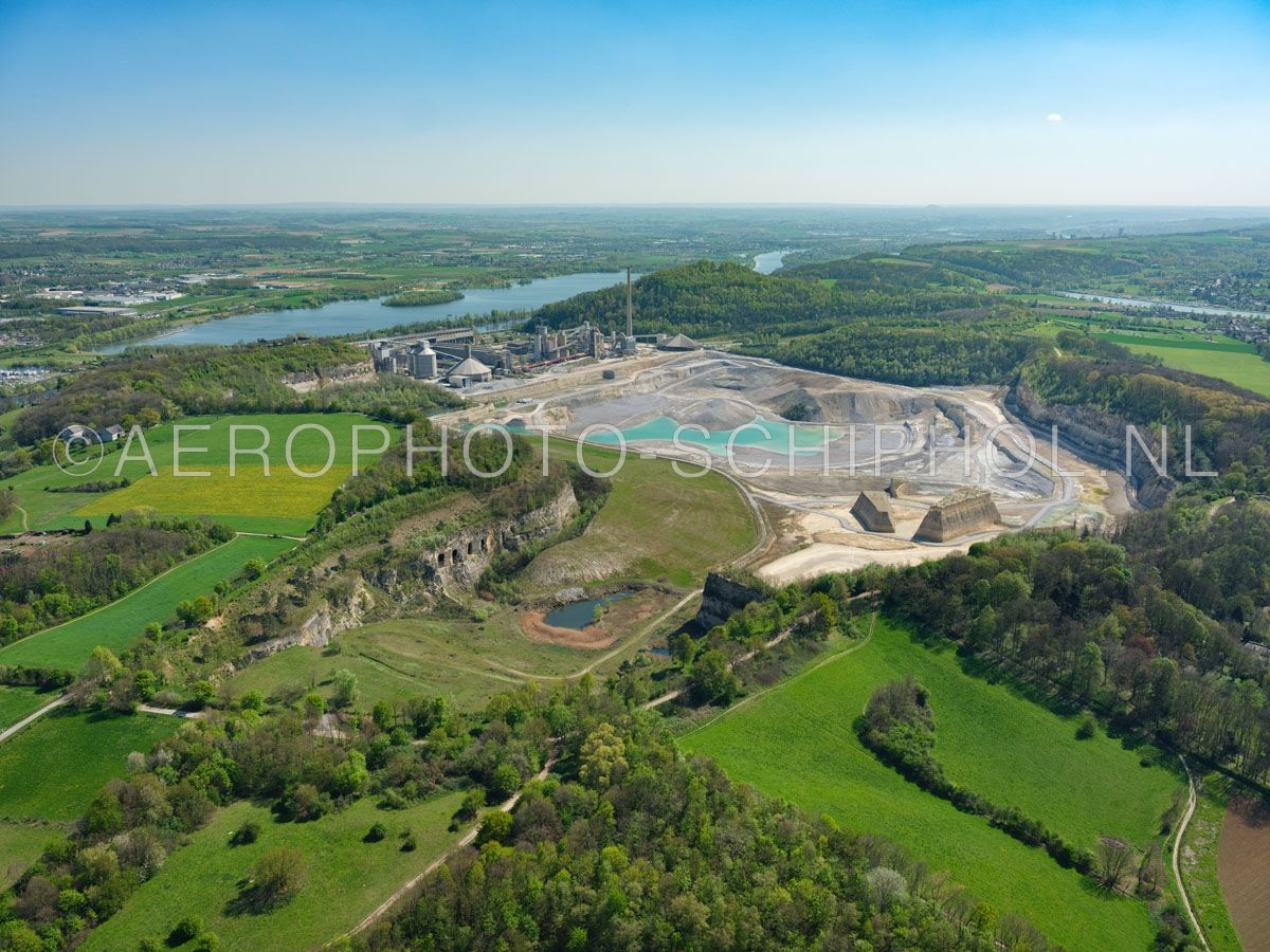 luchtfoto |  305482 | Maastricht,  Sint Pietersberg en ENCI-groeve gezien vanuit het noorden. De mergelwinning door de ENCI werd in 2018 gestopt en de groeve wordt aan de natuur  teruggegeven.  opn. 18/04/2019