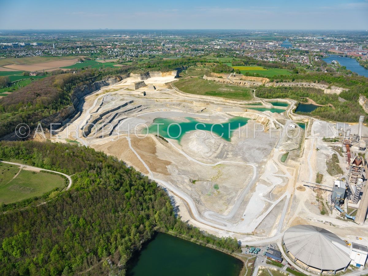 luchtfoto |  305483 | Maastricht,  Sint Pietersberg en ENCI-groeve gezien vanuit het zuiden. De mergelwinning door de ENCI werd in 2018 gestopt en de groeve wordt aan de natuur  teruggegeven.  opn. 18/04/2019